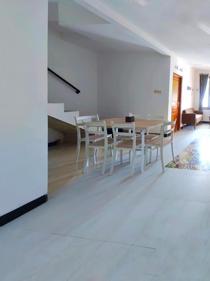 Homestay Omah Putih Bantul Buitenkant foto
