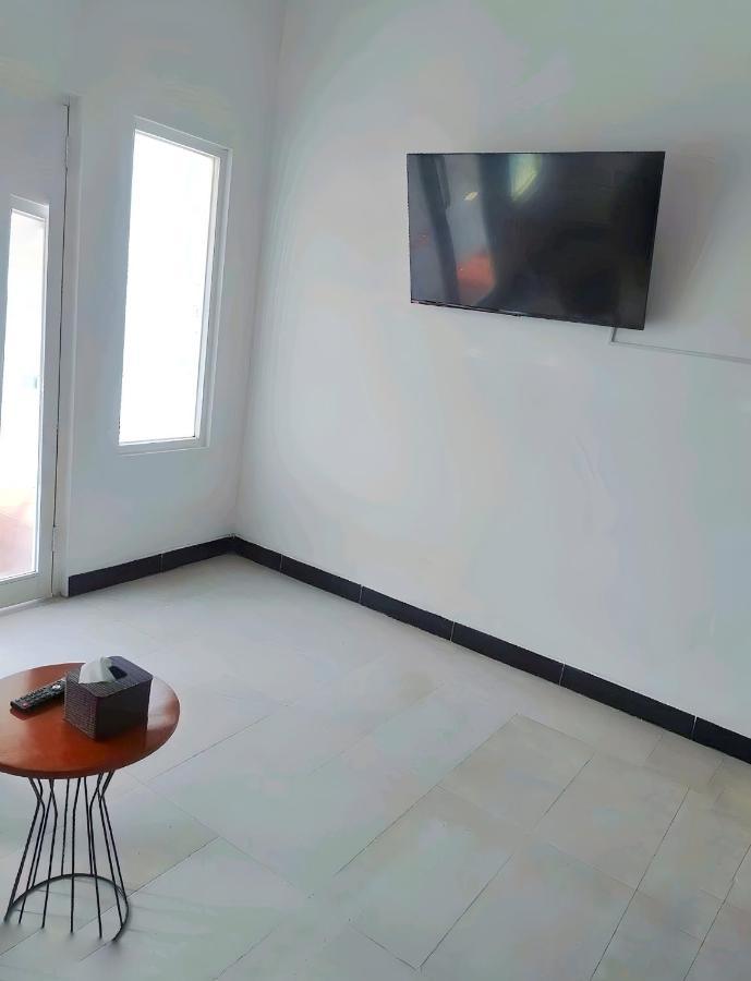 Homestay Omah Putih Bantul Buitenkant foto